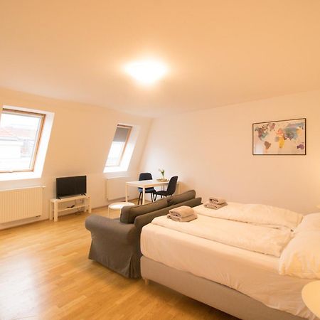 Between Schoenbrunn&the City Center. Apt. 40 Wenen Buitenkant foto