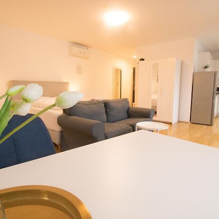 Between Schoenbrunn&the City Center. Apt. 40 Wenen Buitenkant foto