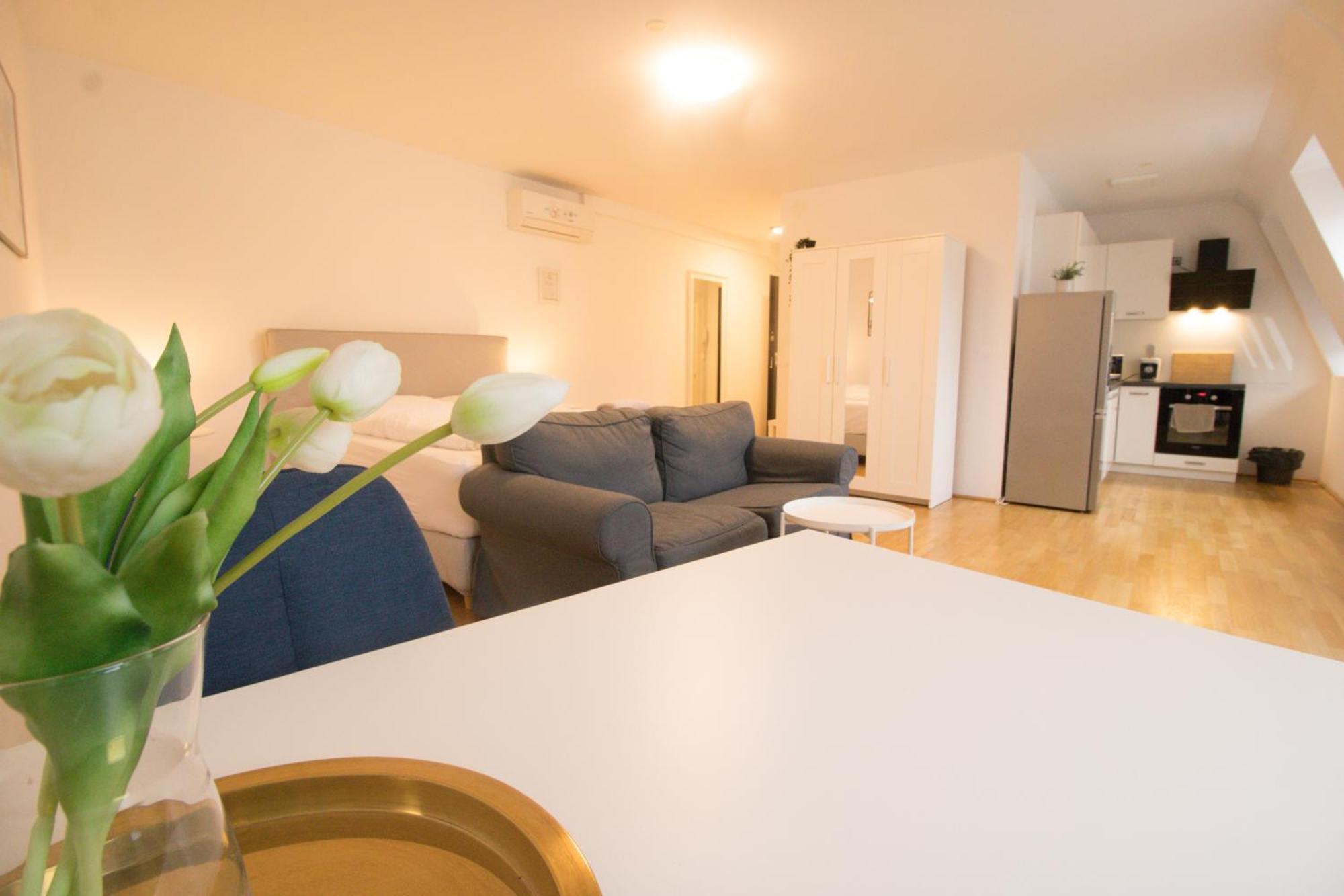 Between Schoenbrunn&the City Center. Apt. 40 Wenen Buitenkant foto